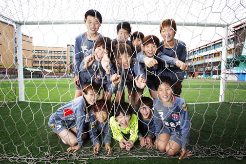
	‘2014 다논 네이션스 컵’에 한국 대표로 출전하는 숭곡초 축구부 주전 선수들.
