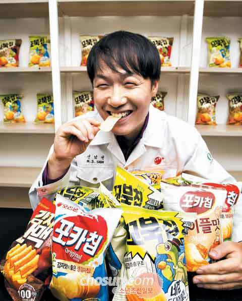  	서울 오리온 본사에서 신남선 연구원이 지금껏 만든 과자를 품에 안고 있다. 지금껏 그가 개발한 과자는 20여개에 달한다. 