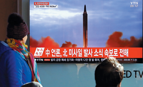 	29일 오전 서울 용산구 서울역에서 시민들이 북한 미사일 발사 뉴스를 시청하고 있다./뉴시스
