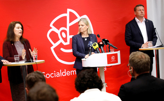 	스웨덴 총리(왼쪽에서 두 번째)가 '나토 가입 신청'을 밝히며 기자회견을 하고 있다. /로이터 