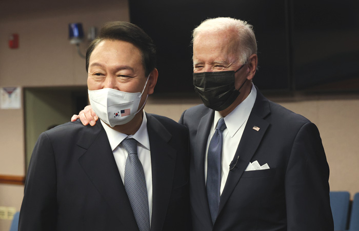 	윤석열(왼쪽) 대통령과 조 바이든 미국 대통령이 함께 밝은 미소를 짓고 있다. /연합뉴스 