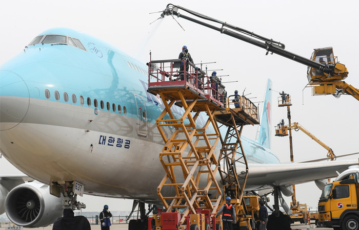 	인천국제공항의 대한항공 관계자들이 보잉 747-8i 항공기를 세척하고 있다. /조선일보DB 