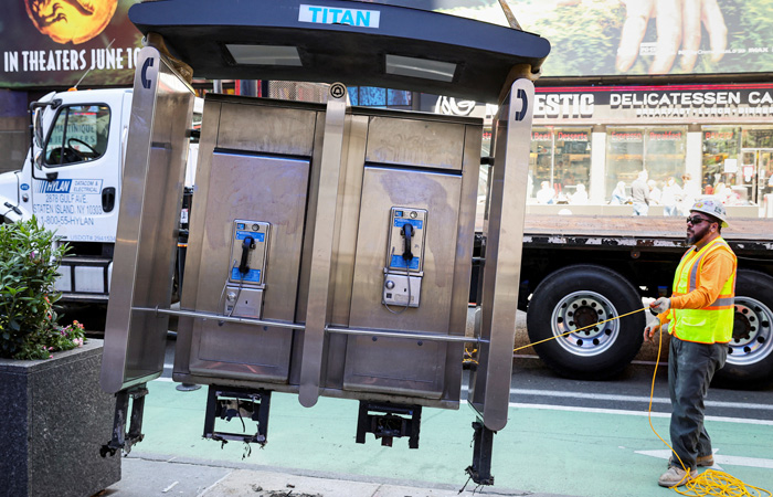 	미국 뉴욕시 타임스스퀘어 인근에서 한 인부가 이곳에 마지막으로 남아있던 공중전화 부스를 철거하고 있다. /로이터 연합뉴스 