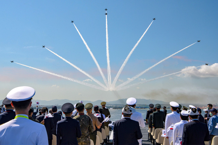 	지난해 10월 1일 ‘국군의 날’을 맞아 기념 비행을 하고 있는 블랙이글스. 