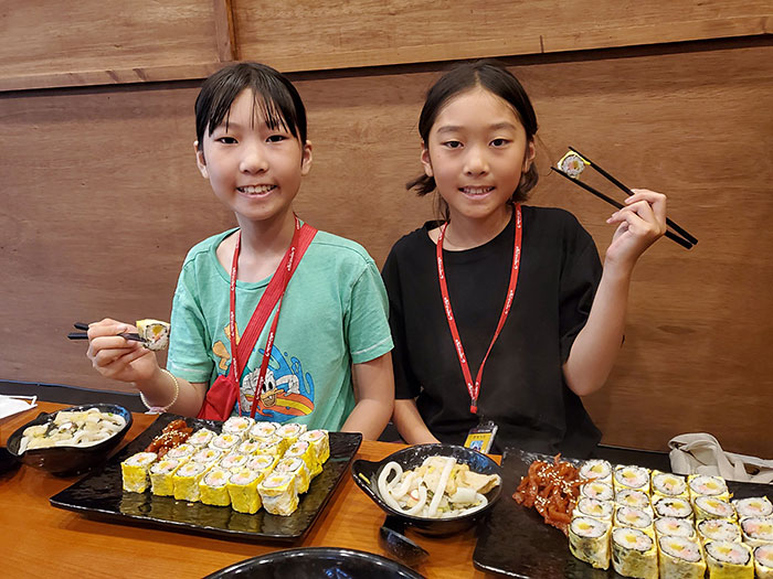 	전효지(왼쪽) 명예기자는 우동보다 김밥을, 전효리 명예기자는 김밥보다 우동을 더 좋아했어요. 
